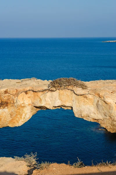 denizin üzerinde doğal köprü