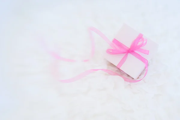 A gift box on a white cloth background — Stock Photo, Image