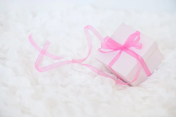 A gift box on a white cloth background — Stock Photo, Image