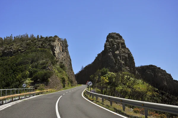 kayalar arasındaki yol