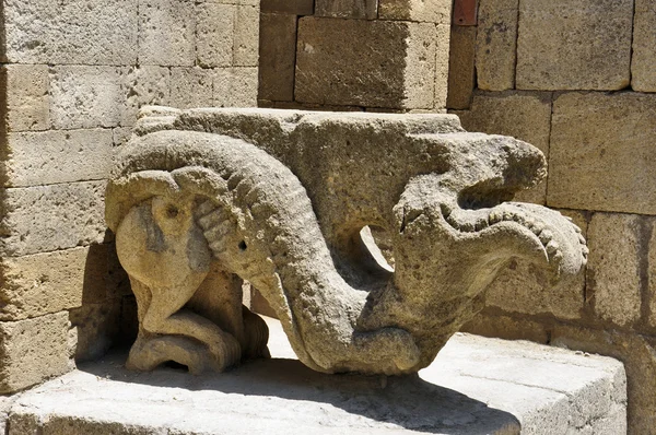 eski bir ejderha heykeli yayılan.