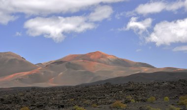 Güneş ışığında Red mountain.