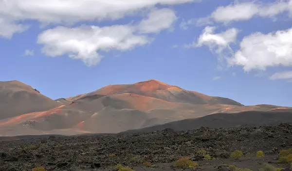 Red Mountain, in the light of the sun. — Stock Photo, Image