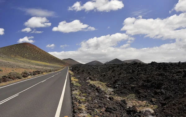 lav alanlarının kenarlık giden yol.
