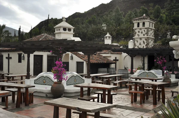 manastırın avlusunda.