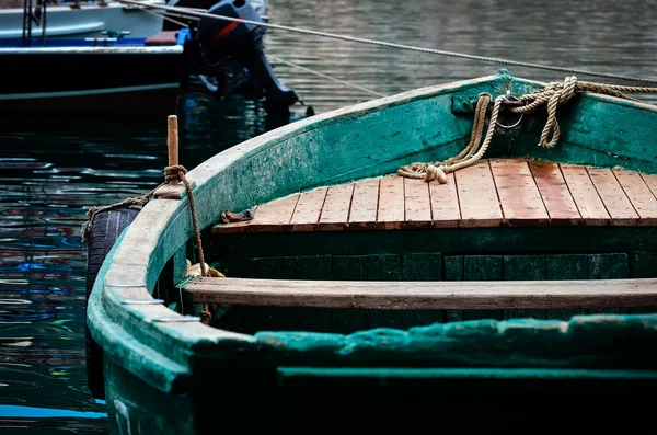 Viejo barco verde en el puerto de Balaclava — Foto de Stock