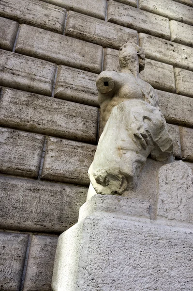 Męski tors na kamienny mur — Zdjęcie stockowe