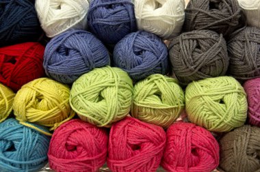 renkli yün topları