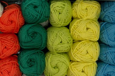 renkli yün topları