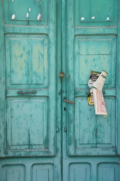 Gazeteler ile yeşil kapı