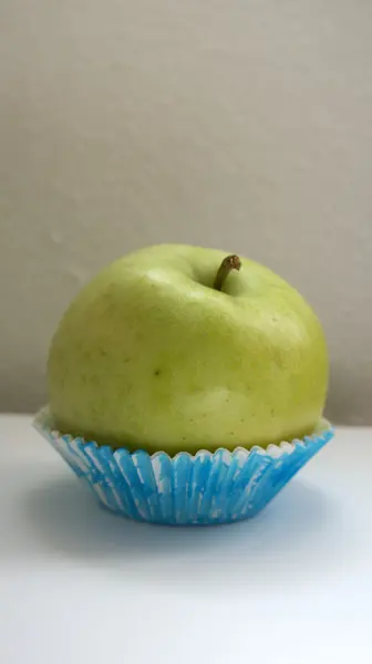 Ein Apfel ist besser als ein Cupcake für eine gesunde Ernährung — Stockfoto