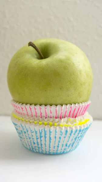 Una manzana mejor que un cupcake para una dieta saludable Fotos de stock libres de derechos