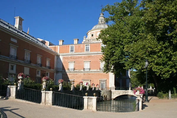 Vista para o palácio de Aranjuez (um museu hoje em dia) do parque — Fotografia de Stock