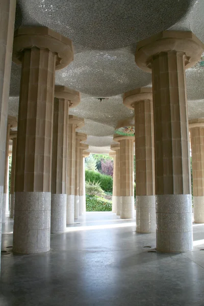 Colonnato nel parco Guell. Barcellona, Spagna . — Foto Stock