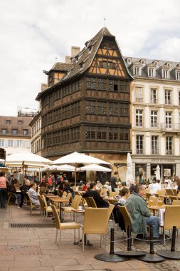 açık hava kafe, Strazburg'un merkezinde Katedral Meydanı