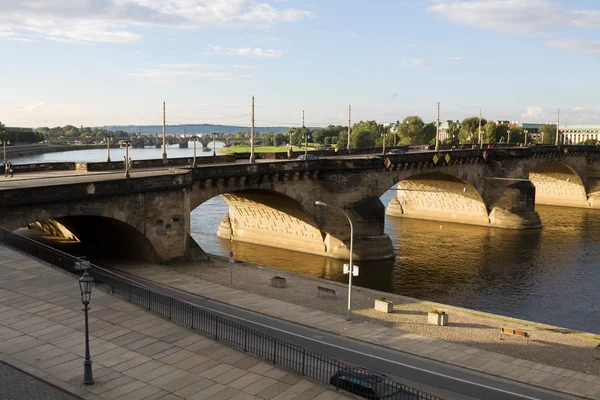 De augustus brug over de rivier elbe in dresden, Duitsland — Stockfoto