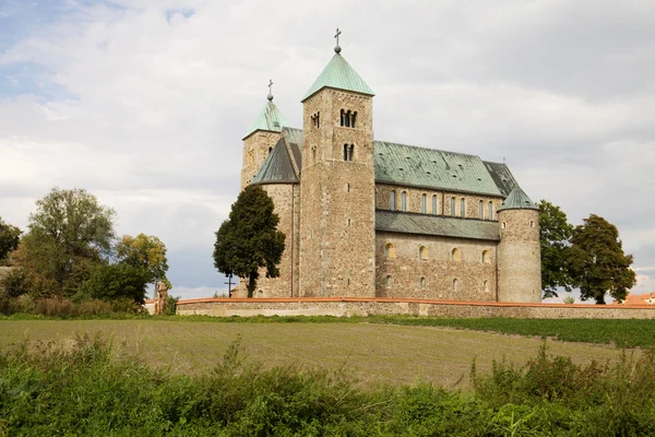 A igreja românica na aldeia de Tum, Polônia — Fotografia de Stock