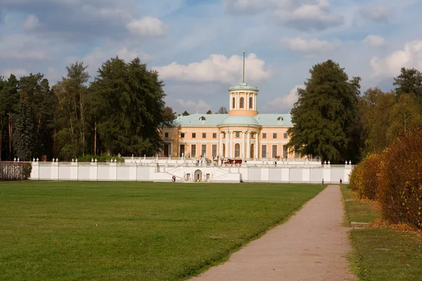 Udsigt på palads Museum-Estate Arhangelskoe - Stock-foto