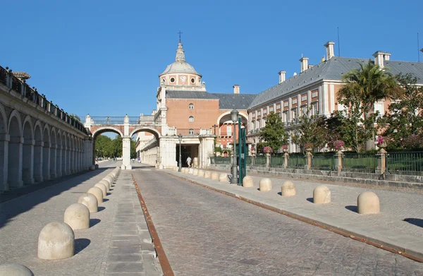 Aranjuez, 18. yüzyıl anıt Sarayı bir manzara. — Stok fotoğraf