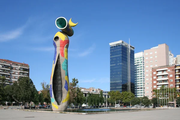 Joan miro's "kvinna & fågel" skulptur. — Stockfoto