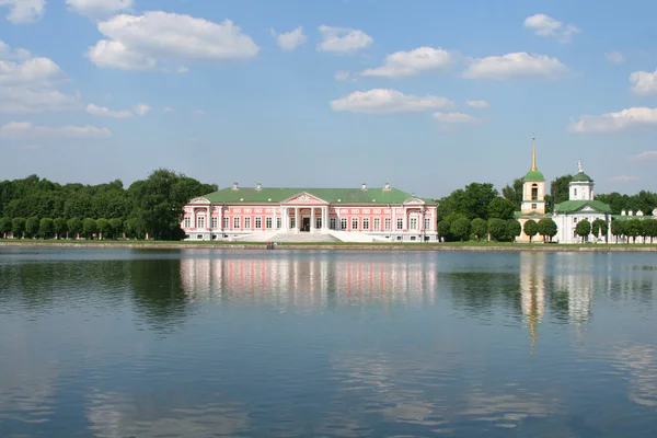 Paleis & kerk op de museum-landgoed Kuskovo — Stockfoto