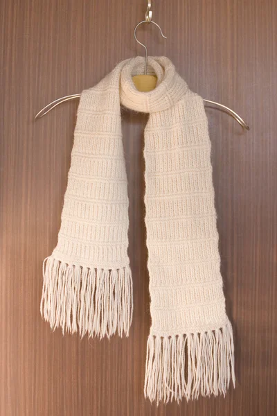 Lenço tricotado em um cabide . Imagem De Stock