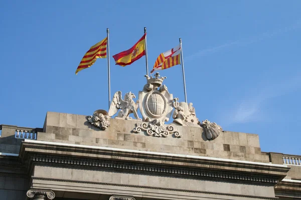 Tři vlajky v barcelona city hall. — Stock fotografie