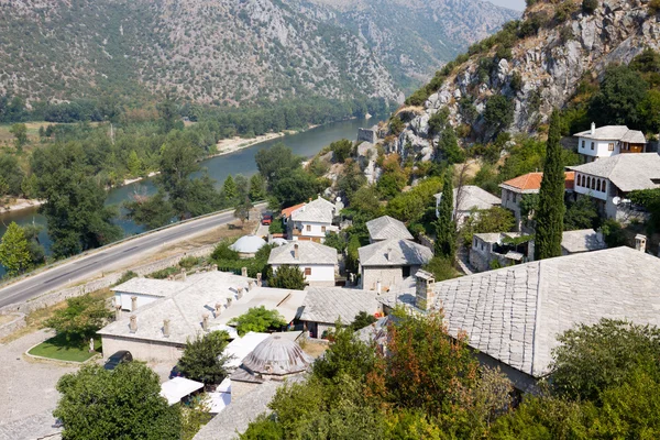 Počitelj stadsbilden med floden — Stockfoto