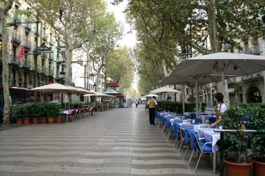 rambla Barcelona'nın sabah sokak.