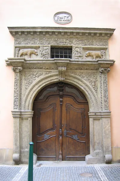 Porta da casa antiga em Praga . — Fotografia de Stock