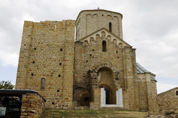 Kyrkan i ett kloster i Serbien Royaltyfria Stockbilder