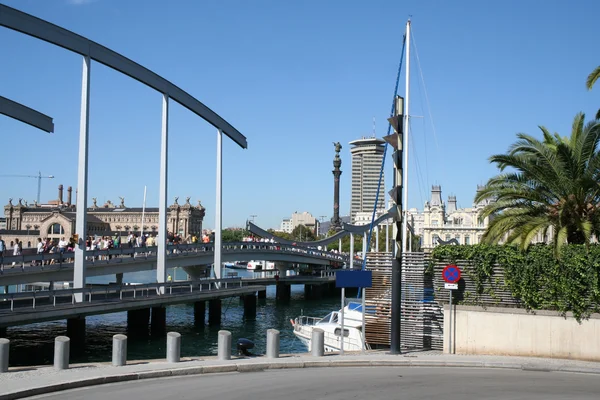 Vista en el moderno puente levadizo en el puerto de Barcelona Port Vell — Foto de Stock