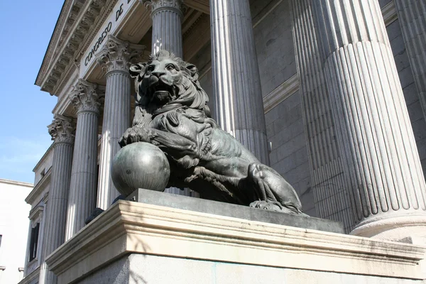 La escultura del león ante el parlamento español — Foto de Stock