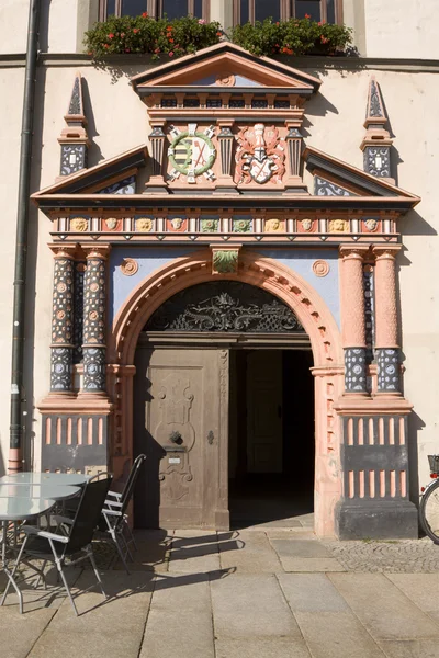 De deuren naar naumburg stadhuis op het marktplein — Stockfoto