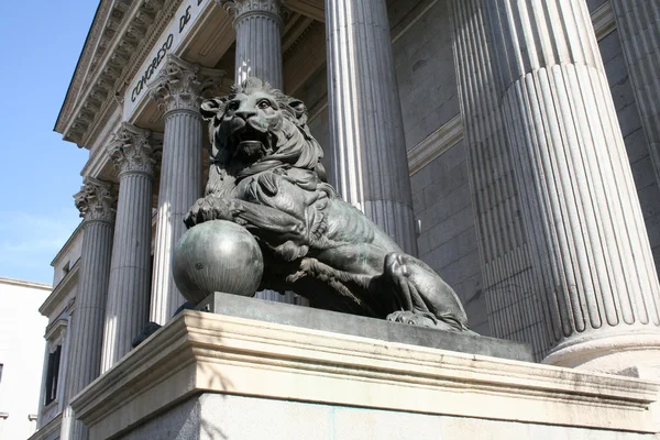 Skulpturen av lion innan det spanska parlamentet Royaltyfria Stockbilder