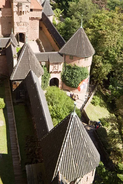 Castillo Haut-Koenigsbourg en Alsacia, Francia, vista desde arriba — Foto de Stock