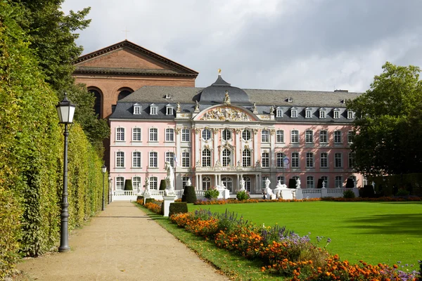 Il palazzo dei principi elettori e la basilica romana a Treviri, Germania — Foto Stock