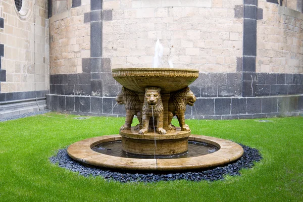 A fonte do Leão no pátio da abadia de Maria Laach, na Alemanha — Fotografia de Stock