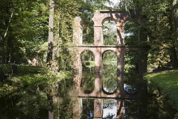 Akwedukt w parku arkadia, Polska — Zdjęcie stockowe