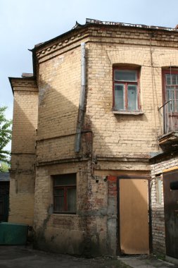 güneşli bir günde eski çamurlu ev