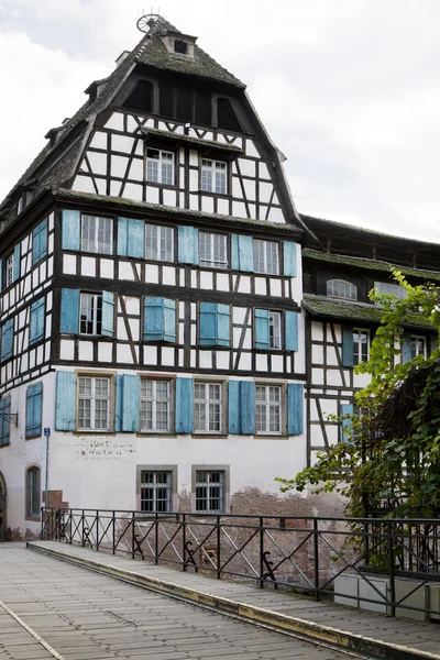 娇小的法国斯特拉斯堡区漂亮半砖木结构的房子 — 图库照片