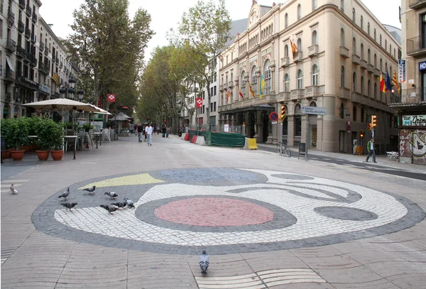 Boulevard rambla med mosaik av joan miro. — Stockfoto