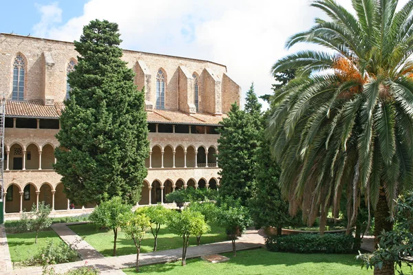 Courtyard of Pedralbes abbey. — Stock Photo, Image