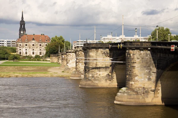 Cityscape augustus Köprüsü üzerinden elbe Nehri Dresden, Almanya ile — Stok fotoğraf