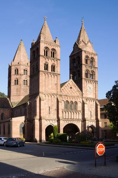 A igreja St. Leger na cidade de Guebwiller, França — Fotografia de Stock