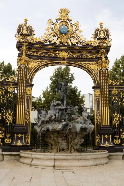 La fontana di Nettuno e la porta dorata a Nancy, Francia — Foto Stock