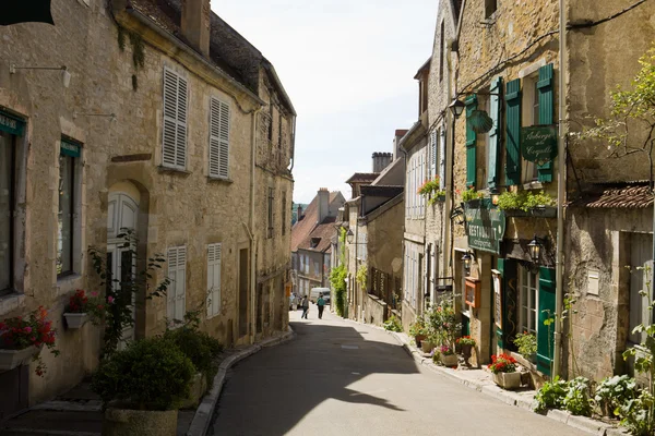 En forntida lane i vezelay byn i Bourgogne, Frankrike Stockbild