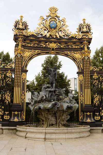 De fontein van Neptunus en vergulde poort in nancy, Frankrijk Rechtenvrije Stockafbeeldingen