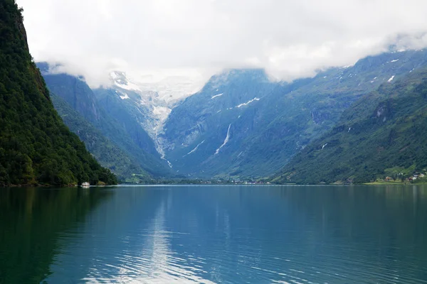 Een Noorse landschap met een meer — Stockfoto