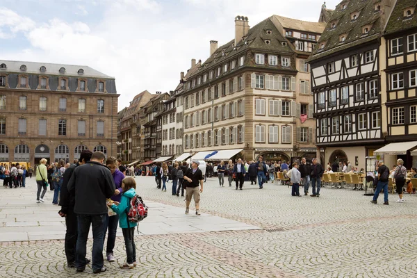 The cathedral square in Strasbourg with tourists — Stock Photo, Image